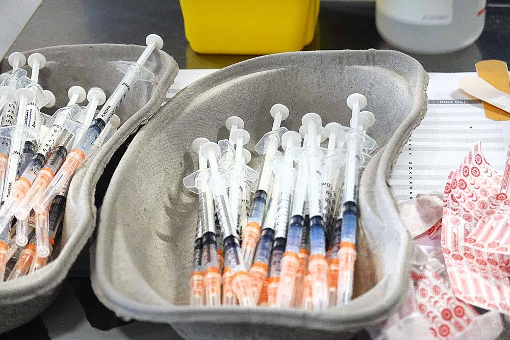 Injectienaalden liggen klaar voor de boosterprik voor tachtigplussers in zorgcentrum Leppehiem te Akkrum. De derde prik dient als oppepper, die de werking van de beide eerste vaccinaties kan verbeteren. 